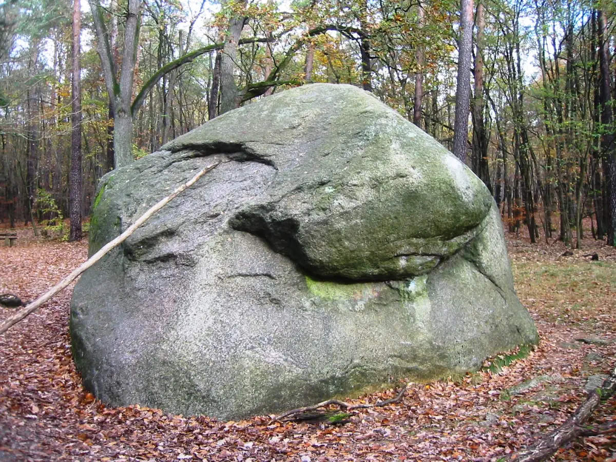 Der Große Markgrafenstein, ein mächtiger Findling in den Rauener Bergen